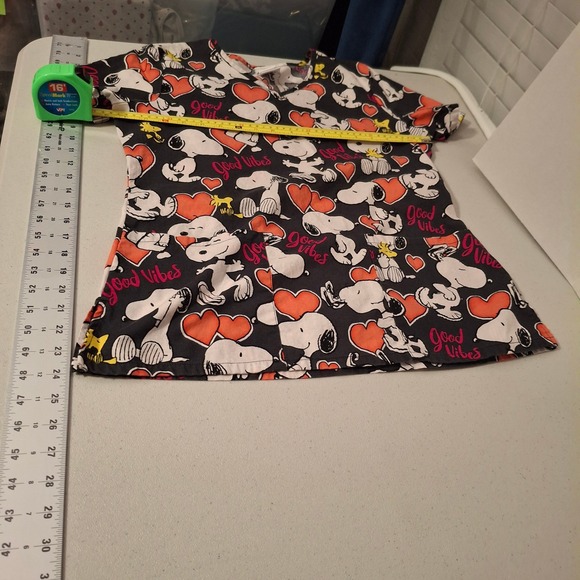 Peanuts Snoopy Good Vibes Scrub Top V-Neck Hearts Woodstock Black Small - Picture 4 of 6
